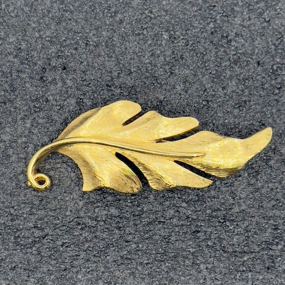 Vintage Monet Large Brushed Gold Tone Leaf Brooch Pin Estate - Picture 1 of 12